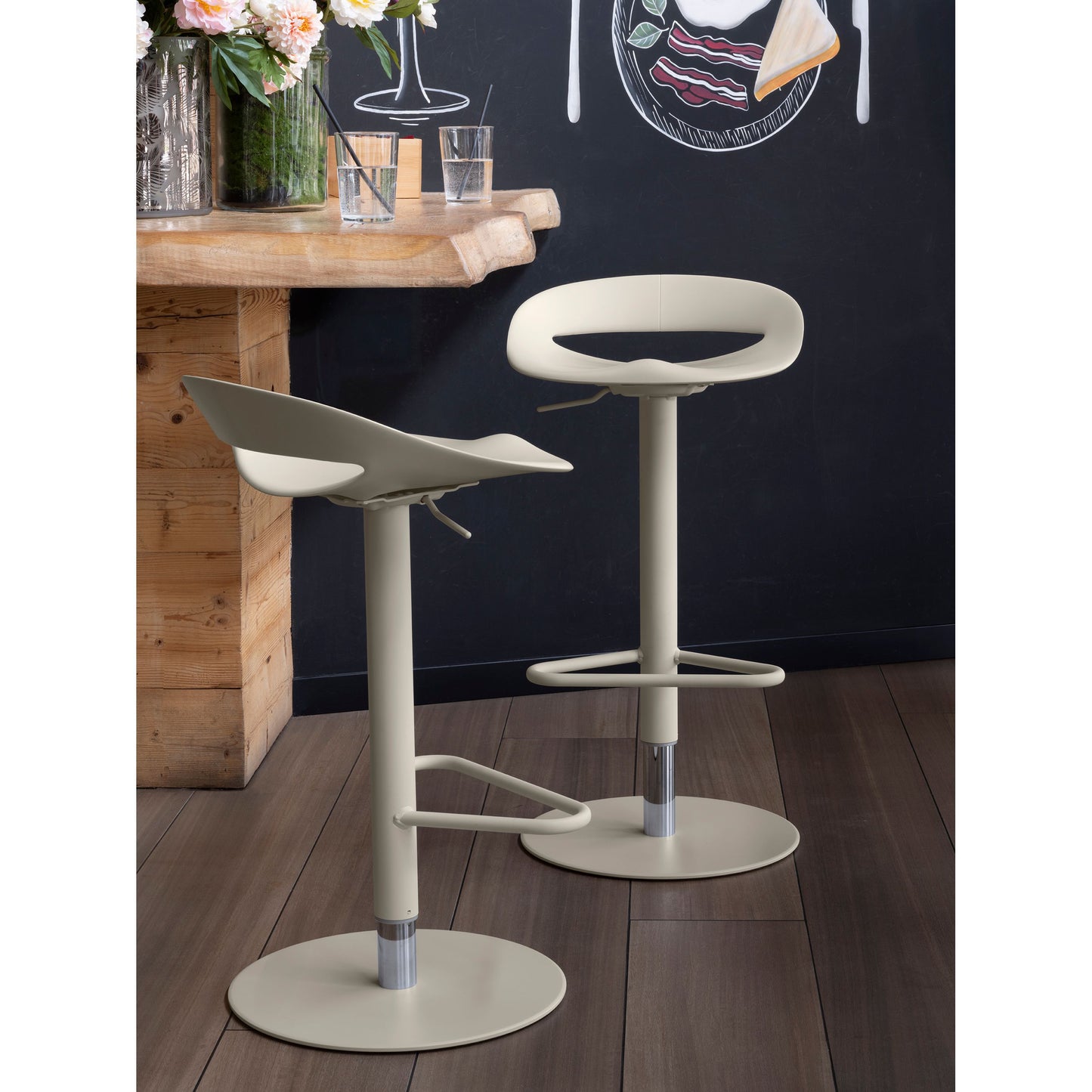 Cosmopolitan Gas Lift Stool